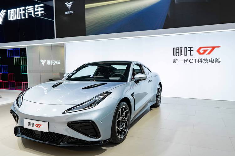 成都298哪吒汽车在智能汽车领域的表现，领途汽车在新能源汽车市场中的影响力